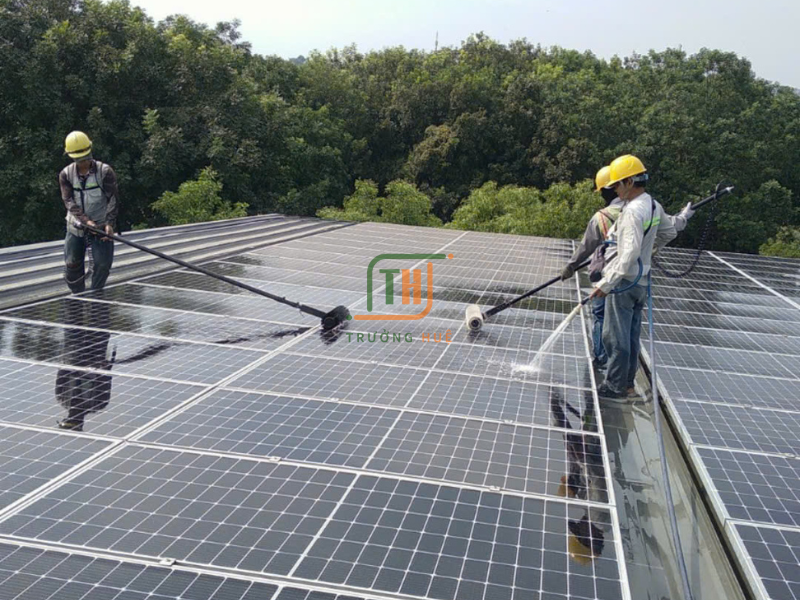 Dịch vụ vệ sinh tấm pin năng lượng mặt trời