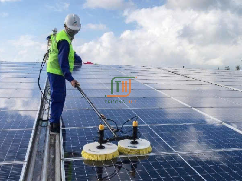 Dịch vụ vệ sinh tấm pin năng lượng mặt trời